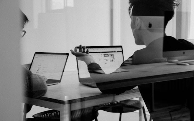 Founder and growth expert in a one-to-one marketing clinic session